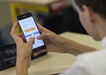 Congreso aprueba ley que limita el uso de celulares en todos los colegios públicos y privados del Perú