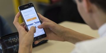 Congreso aprueba ley que limita el uso de celulares en todos los colegios públicos y privados del Perú