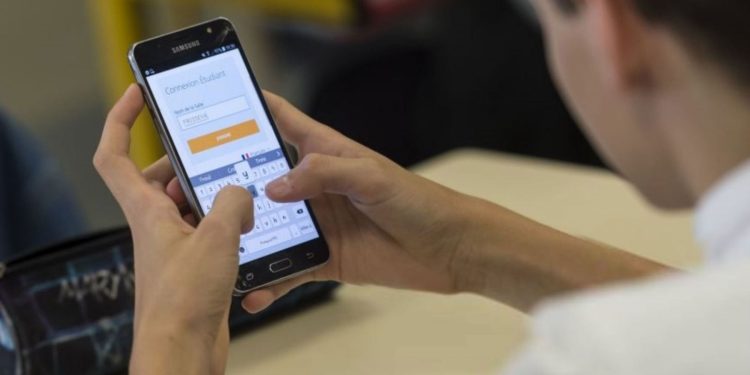 Congreso aprueba ley que limita el uso de celulares en todos los colegios públicos y privados del Perú