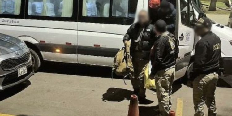 Detienen a ocho policías que habrían robado 223 mil dólares en falso operativo