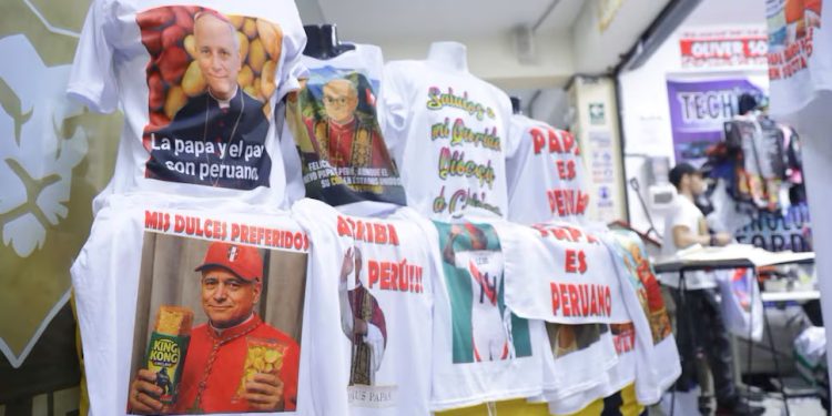 Polos con la imagen del Papa peruano León XIV invaden Gamarra