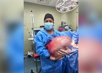 Médicos chalacos extirpan tumor de 25 kilos a jovencita de 22 años