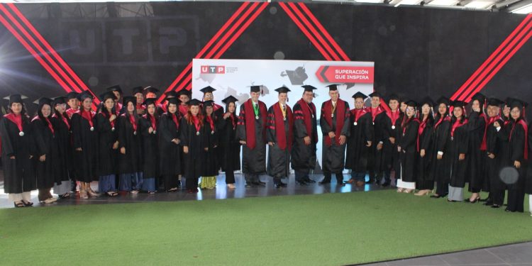 UTP Ica celebra su primera ceremonia de graduación