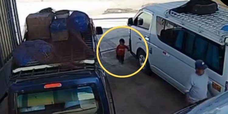 Niño de un año muere atropellado en terminal de combis