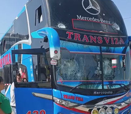 Bus fue atacado a pedradas tras intentar avanzar en medio de bloqueo de mineros artesanales en Nasca
