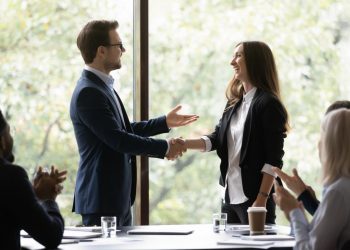 MIRAR POR LA VENTANA Y AL ESPEJO: CLAVES PARA UN LIDERAZGO CONSCIENTE