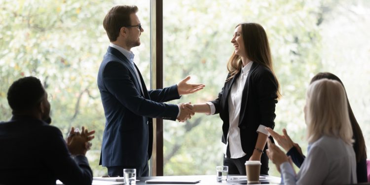 MIRAR POR LA VENTANA Y AL ESPEJO: CLAVES PARA UN LIDERAZGO CONSCIENTE