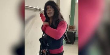 Liberan a sujeto que entró vestido de mujer a colegio