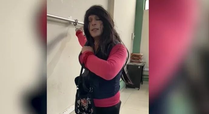 Liberan a sujeto que entró vestido de mujer a colegio