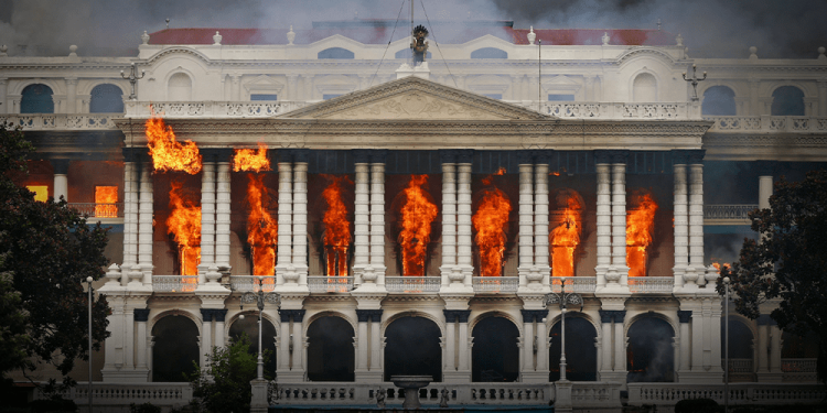 Nepal: incendian el Congreso y el primer ministro renuncia tras el asesinato de su esposa