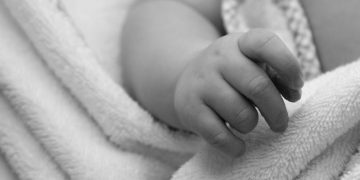 Bebé de 10 meses murió mientras su hermana de 6 años la bañaba