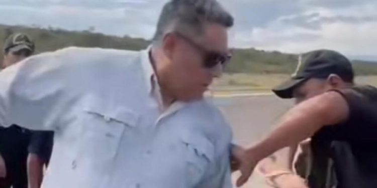 Ronderos en Cajamarca castigan con latigazos a representante de Corpac por demoras en obra del aeropuerto de Jaén