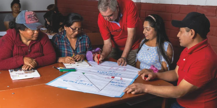 Fe y Alegría impulsa programas de alfabetización digital para jóvenes y adultos que no culminaron su educación básica