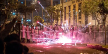 Congreso propone hasta 10 años de cárcel por usar pirotécnicos en protestas