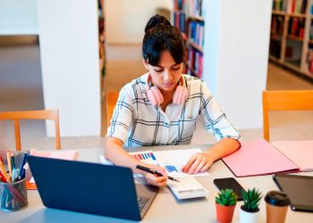 Educación financiera básica para jóvenes profesionales: el primer paso hacia tus metas