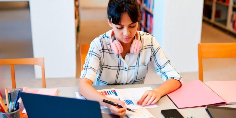 Educación financiera básica para jóvenes profesionales: el primer paso hacia tus metas