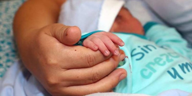 Denuncian cambio de bebé recién nacida en Hospital de Yanahuara