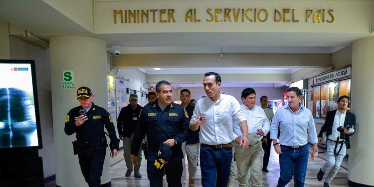 Presidente José Jeri homenajea la policía y entregarán canastas a los agentes que participaron de la movilización del 15 de octubre