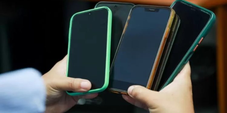 Extranjeros en Perú solo podrán adquirir líneas móviles de forma presencial