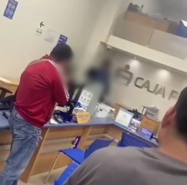 Delincuente se dispara dentro de agencia bancaria para no ser detenido y llegó sin vida al centro médico