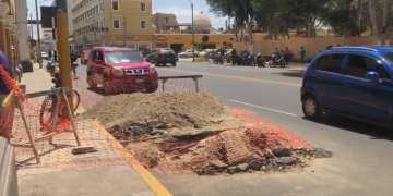 Alcalde de Ica exige cambios en EMAPICA tras rotura de tuberías en plena Plaza de Armas