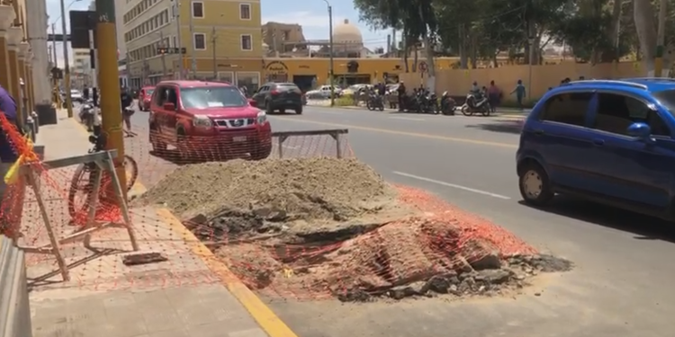 Alcalde de Ica exige cambios en EMAPICA tras rotura de tuberías en plena Plaza de Armas