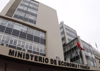 Perú ya consumió más de 20 puntos del PBI en ahorros públicos y enfrenta su tercer año seguido rompiendo reglas fiscales