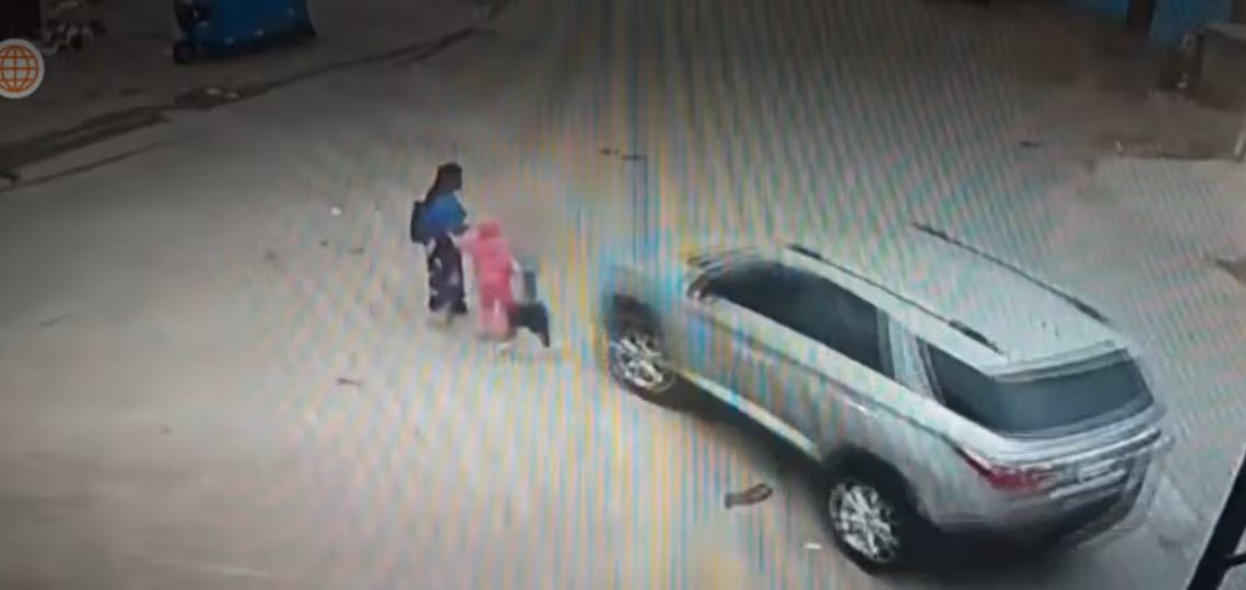 Camioneta atropella a madre y a sus dos hijos: niño de 9 años lucha por recuperarse