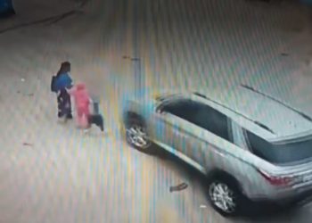 Camioneta atropella a madre y a sus dos hijos: niño de 9 años lucha por recuperarse