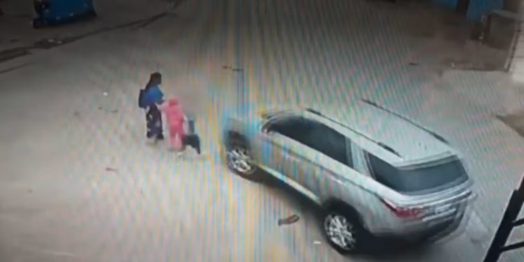 Camioneta atropella a madre y a sus dos hijos: niño de 9 años lucha por recuperarse