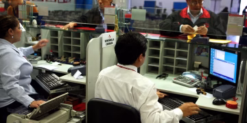 Congreso: proponen que trabajadores de bancos tengan prohibido usar redes sociales y celular