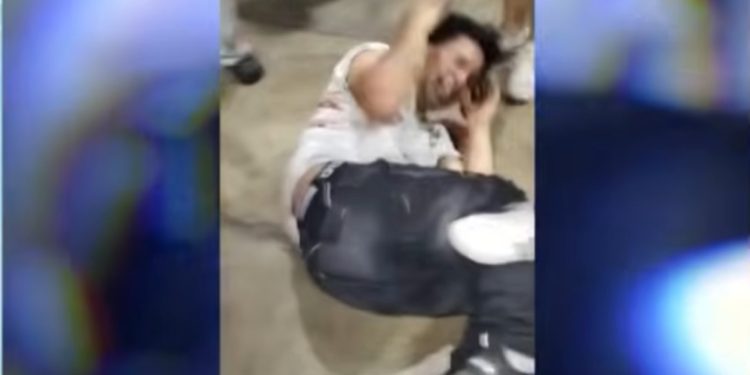 Vecinos casi linchan a ladrón que apuñaló a un joven por resistirse al robo