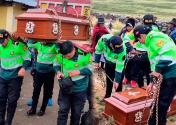 Madre de 90 años despide sola a su hijo fallecido y policías tienen gran gesto: llevaron féretro hasta el cementerio