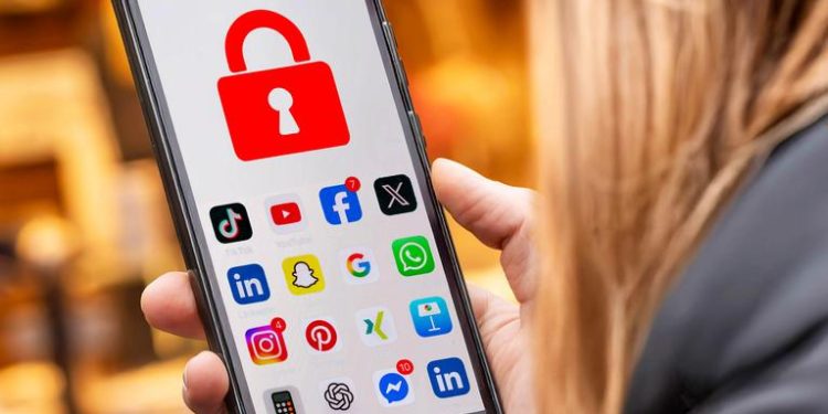 España prohibirá acceso a las redes sociales a menores de 16 años