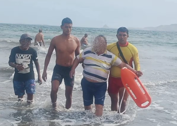 Ica: rescatan a adulto mayor arrastrado por corriente marina en playa Carhuaz