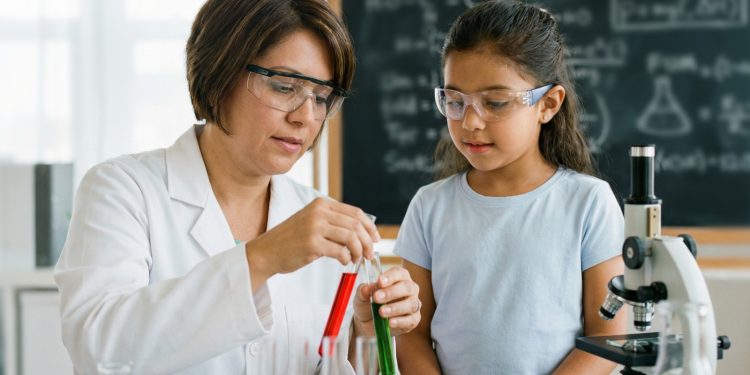 Día Internacional de la Mujer y la Niña en la Ciencia: cómo despertar vocaciones científicas desde la infancia