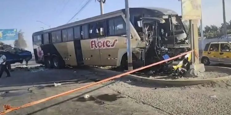 Ica: suboficial PNP y pasajero mueren tras triple choque en la Panamericana Sur