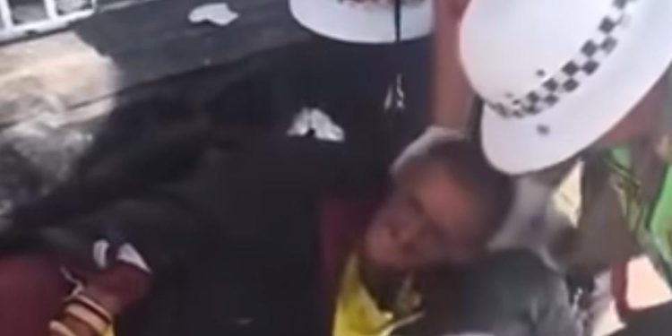 Intervención policial en Ica: Efectivos auxilian a adulto mayor en estado crítico por deshidratación