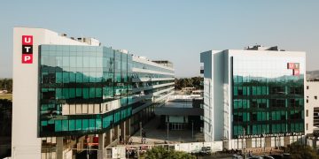 UTP firma convenio con la universidad de Chicago para ofrecer becas a sus estudiantes destacados