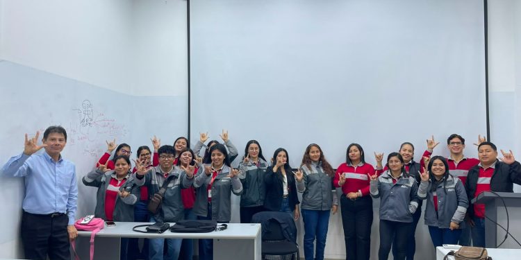 Caja Ica fortalece la atención inclusiva con capacitación en lengua de señas
