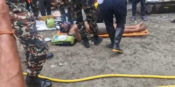 Nueve días bajo tierra: rescatan con vida a dos personas tras las devastadoras inundaciones en Nepal