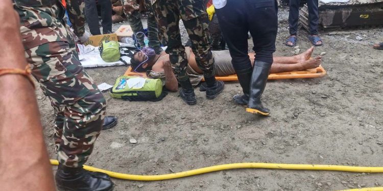 Nueve días bajo tierra: rescatan con vida a dos personas tras las devastadoras inundaciones en Nepal