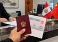 China confirma ingreso sin visa para peruanos por 30 días y cuestiona los rigurosos controles migratorios en “cierto país”