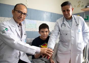 Médicos de EsSalud reconstruyen el esófago de un niño que vuelve a comer tras ocho años