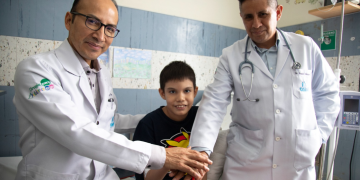 Médicos de EsSalud reconstruyen el esófago de un niño que vuelve a comer tras ocho años