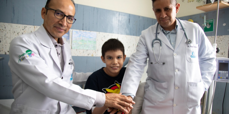 Médicos de EsSalud reconstruyen el esófago de un niño que vuelve a comer tras ocho años