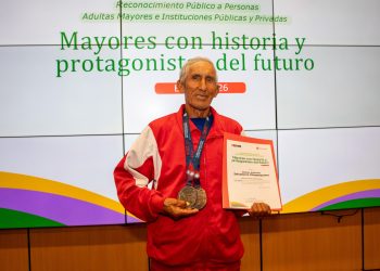 Atleta de 76 años de Ica recibe reconocimiento del MIMP por promover un envejecimiento digno
