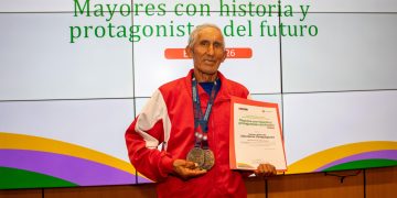 Atleta de 76 años de Ica recibe reconocimiento del MIMP por promover un envejecimiento digno