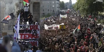 Más de 250.000 personas marchan por toda Francia contra los recortes educativos y la violencia policial