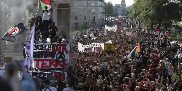 Más de 250.000 personas marchan por toda Francia contra los recortes educativos y la violencia policial